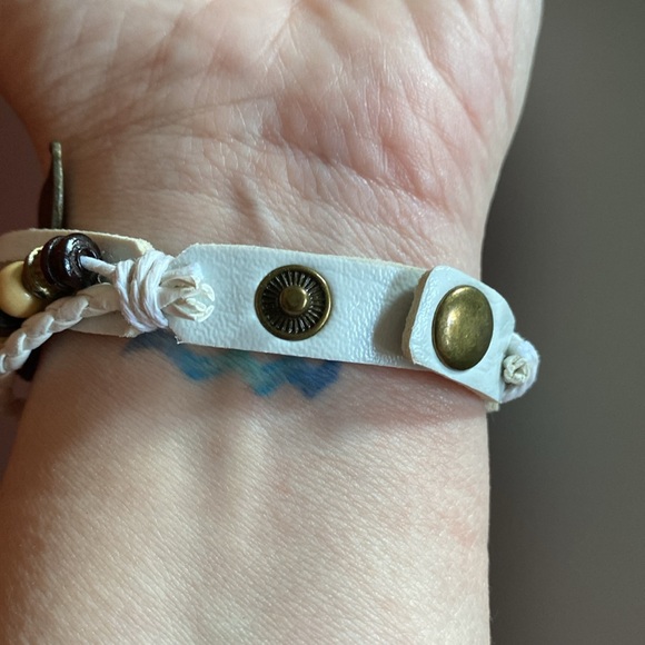 🆓 w/ Bundle🌟NWOT- PAPARAZZI: Faux White Leather Watch/Bracelet - Picture 3 of 3